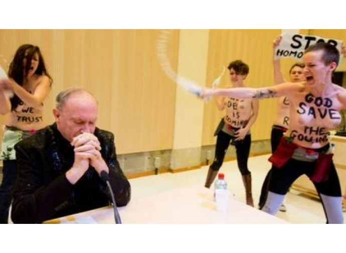 Assalto di Femen all'arcivescovo Leonard Assalto di Femen all'arcivescovo Leonard